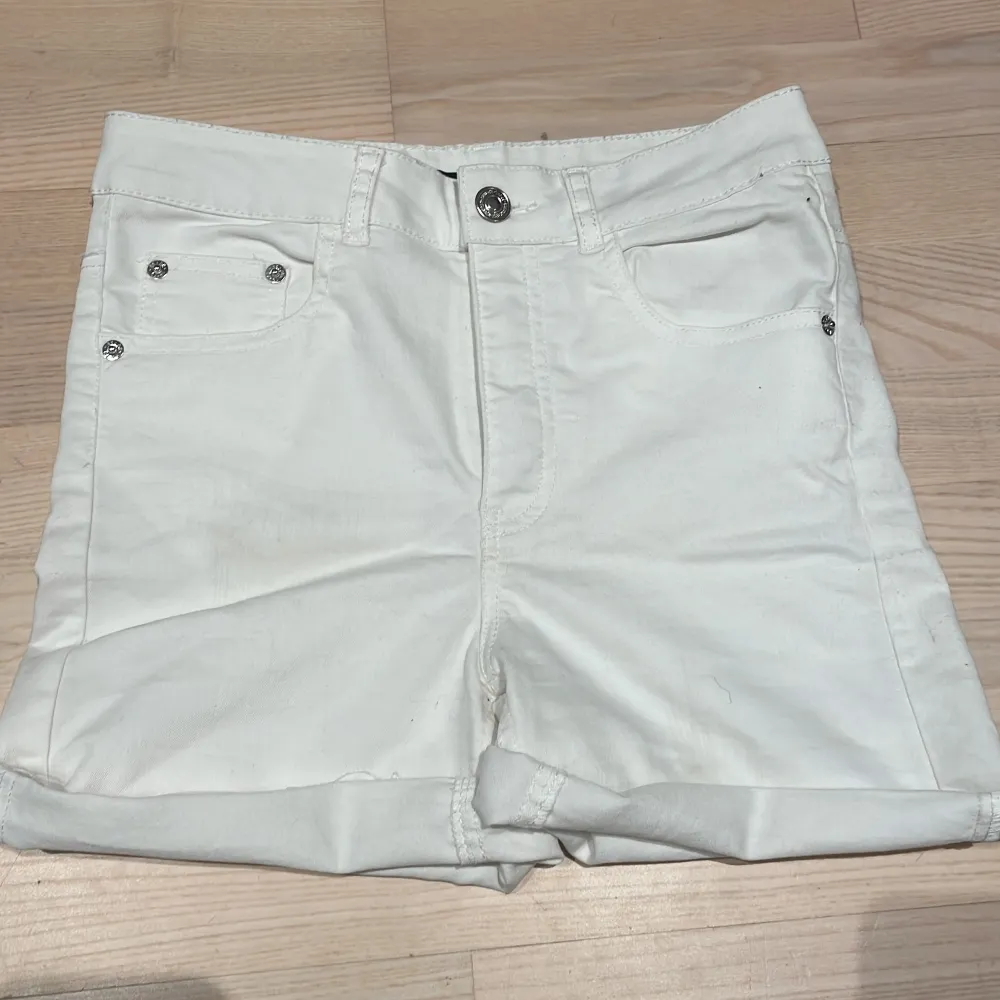 Ett par vita sommarshorts som är köpta på bik bok. Tunt material och är stretshiga 🤍. Shorts.