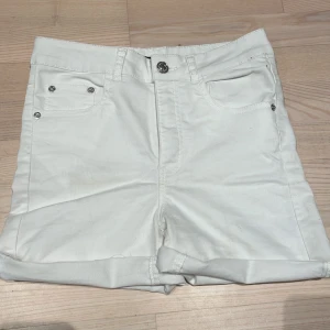 Vita sommarshorts - Ett par vita sommarshorts som är köpta på bik bok. Tunt material och är stretshiga 🤍
