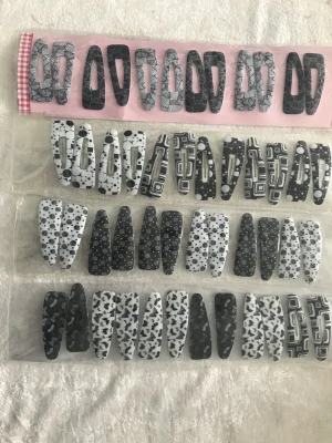 Ett par Hårspännen  - Pris 15kr/par  Frakt 17kr. Sammafrakt 