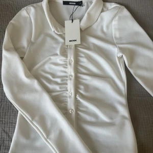 Bikbok festtopp  - Säljer då den var i för liten storlek för mig. Aldrig använd med prislappen kvar💕