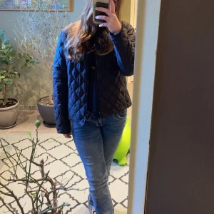 Jacka - Jättefin jacka från uniqlo som köptes för 2 månader sen. Den har lite slitningar på insidan men det är inget som syns! Köptes för 700💋💋