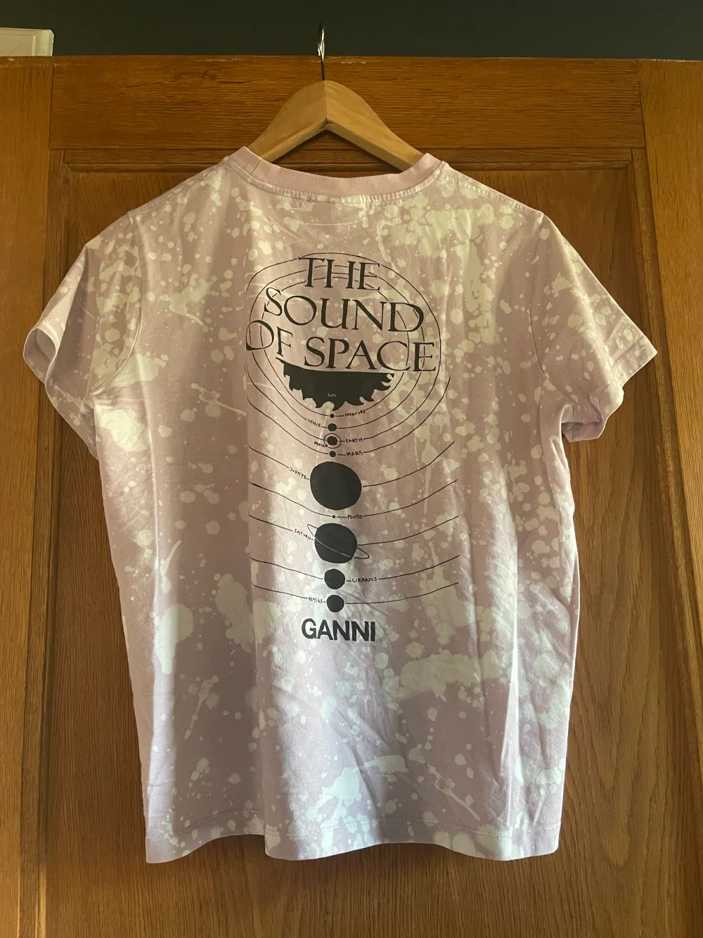Säljer min Ganni t-shirt som är använd under sommaren 2022!💕Jätte fin och har inga difekter!💕. T-shirts.