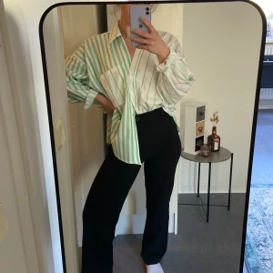 Cool skjorta  - Cool grön/vit randig skjorta i härligt svalkade material perfekt för sommaren!väldigt oversized 😊