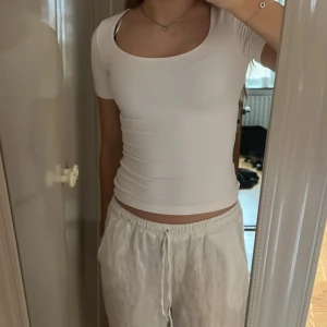 Vit topp - Säljer denna fina vita topp🤍använt ett fåtal gånger och mycket bra skick! Skriv vid intresse🤍