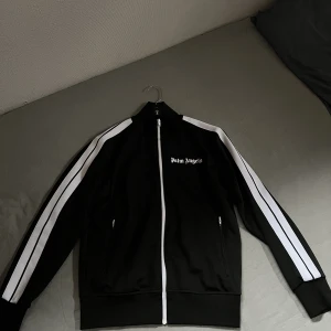 Palm angels track top  - Palm angels tracktop  Cond - helt ny Size - M  Pm vid intresse eller fler bilder 