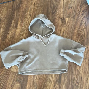 Beige kroppad hoodie  - Fin beige kroppad hoddie. Sälj pga att den inte används något mer😊