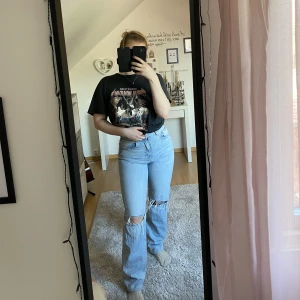 Ljusblåa Perfect jeans vida - Ett av mina absoluta par favvo jeans, har tyvärr blivit för små för mig och endast kunnat använda de ett fåtal gånger så de är i nyskick