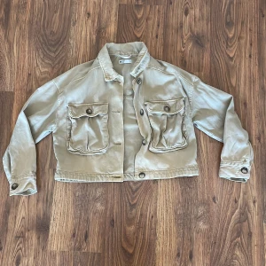 Beige jeansjacka - Beige jeansjacka med stora fickor. Perfekt att ha till sommaren och passar till det mesta🤩 Har älskat denna men just nu används den för lite och därför säljs den!