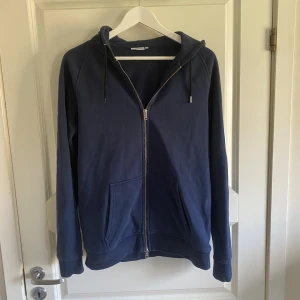 Jlindeberg hoodie - Säljer min riktigt snygga zip hoodie från jlindeberg som tyvärr har blivit förliten. Den är i bra skick då den endast har används ett fåtal gånger under hösten. 