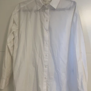 Vit skjorta - Knappt använd, i god skick.