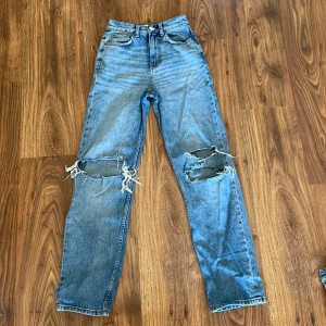 Blåa högmidjade jeans💙 - Snygga högmidjade jeans med hål! Har gillat dessa jättemycket och hoppas nästa ägare också gör det🤩