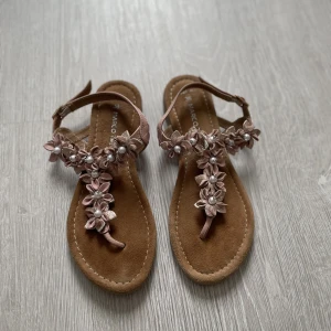 Sandaler  - Sandaler med blommor från märket Marco Tozzi. Använda 1 gång. 