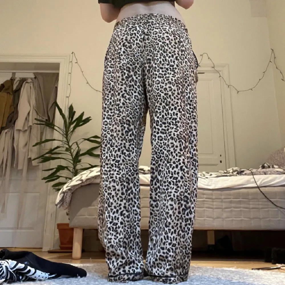 Säljer dessa leopardmönstrade pyjamasbyxor då de inte kommer till användning.. Jeans & Byxor.