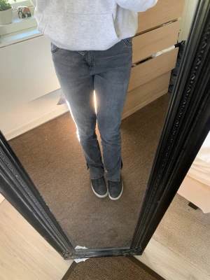 Bootcut jeans - Säljer mina gråa jeans från mohito då de är lite höga i midjan för min smak. Skriv för fler bilder🥰