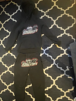 Trapstar tracksiut - Säljer mitt ÄKTA trapstar set för jag byt stil. Det är jätte skönt och varmt. Jag köpte det på hemsidan men slängde paketet och kvittot tyvärr.⚠️tar gärna emot byten⚠️