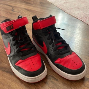 Nike sneakers - Nike Sneakers använda 2-3ggr. Nypris ca 850kr. Köpare betalar frakt.