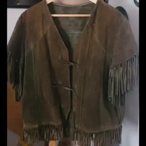 Suede vintage vest eith fringes from the 80's. Use in good conditions 