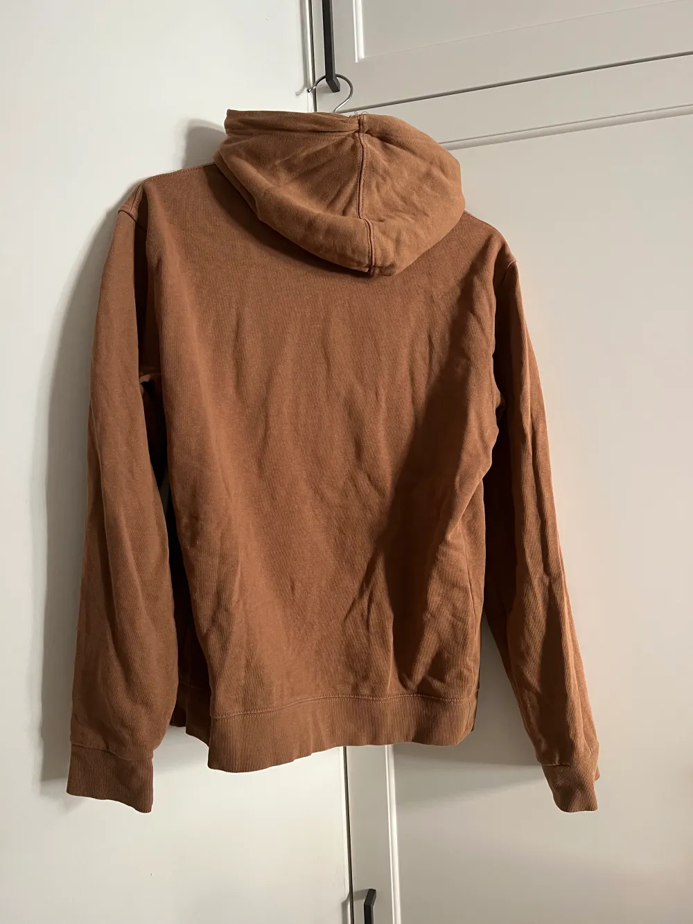 Light brown hoodie. Front pocket seam is broken (but easy to fix). Soft and thinner material. Classic fit, not oversize.. Hoodies.
