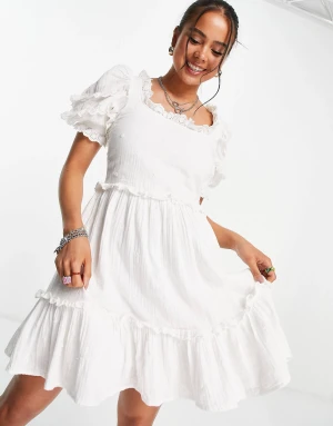 vit klänning/studentklänning  - Säljer denna jättefina, helt oanvända klänning då det ej är min stil och jag inte hann returnera den. Priset går att diskutera. Det låg originellt på 509kr. Den är ganska stretchig så skulle passa en storlek större också. 