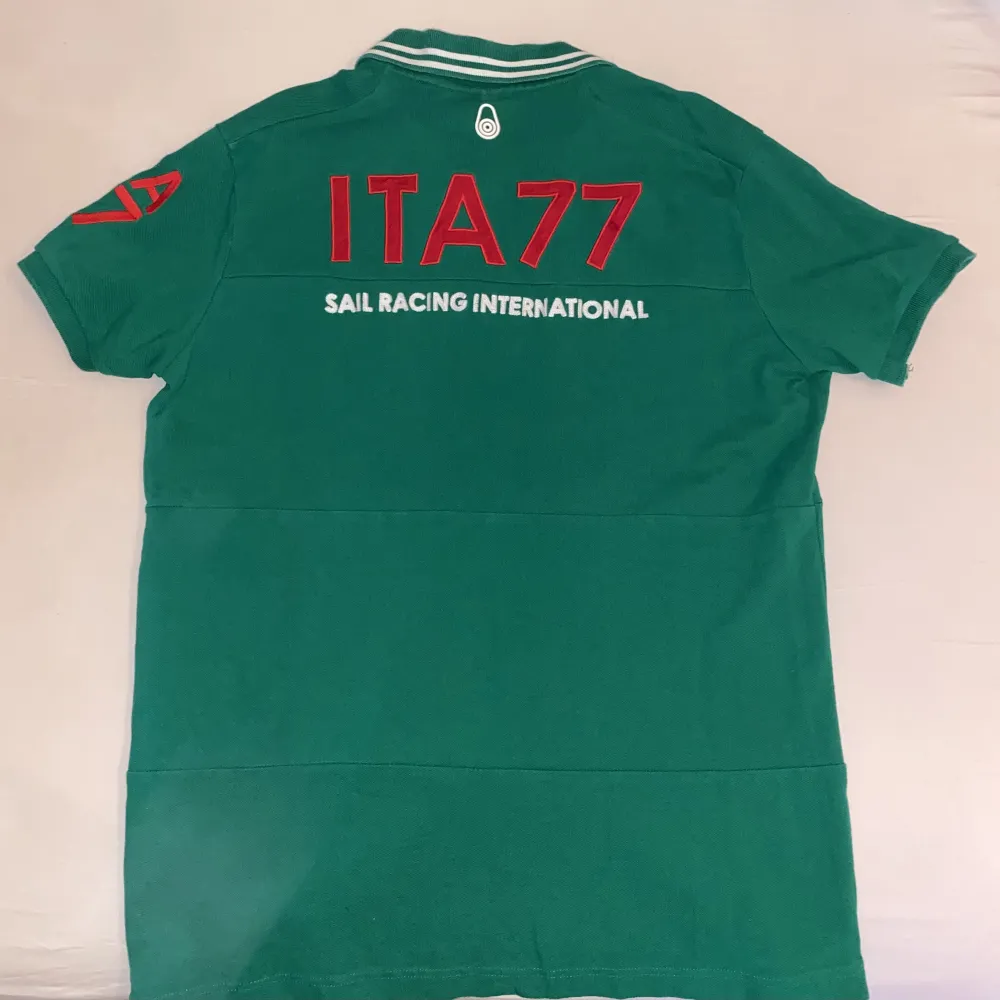 Grön Sail Racing Italien Herr pikétröja.  ITA77 Sail Racing International (Original pris 800kr) pris kan diskuteras. . T-shirts.