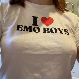 " i love emo boys " tshirt - tröja med i <3 emo boys text, säljer pga älskar inte emokillar längre 💪😪 storlek s köpt på depop