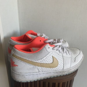 AIR JORDAN 1 LOW SE WHITE SESAME  - Storlek 44. Använt 5-6 gånger under 2021. Bra skick. Kvitto finns kvar men inte original låda.  Pris går att diskutera 