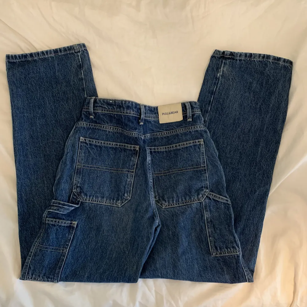 Säljer detta snygga cargo jeans från Pull&Bear i storlek 34! De är i bra skick och har en väldigt cool design ❤️Priset går självklart att diskuteras. Jeans & Byxor.