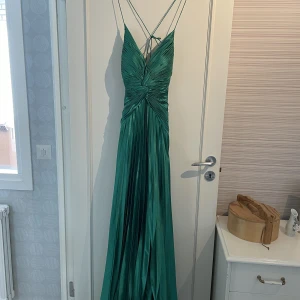 Balklänning  - Grön balklänning med band på ryggen. Använt en gång, köpt från Plick. 