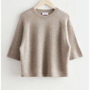 Stickad Tshirt - *säljer den ljusgråa* stickade t-shirten från &other stories! Den är i storlek Xs men har krympt i tvätten och därav säljer jag den som en XXS❤️‍🔥 Säljer då den blivit för liten😢Färgen är betydligt ljusare i verkligheten!! Kan ej säkra att den sitter rätt