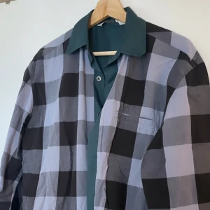 Ruting skjorta - Lite tjockare Grön/grå/svart skjorta Den har fickor på sidorna. Stor M eller liten L