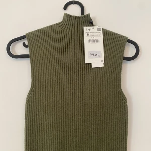 Topp - Säljer denna helt oanvända topp från zara som jag köpte för 199kr och säljer för 100kr.  Den är i storlek M men passar på S också!