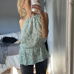 Topp - Säljer denna så fina somriga topp från hm! ❤️