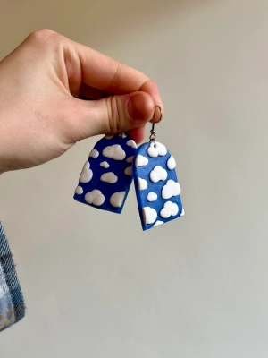 Himmel örhängen  - Handgjorda örhängen av polymerlera! ☁️ Örhängena är i kirurgisktstål, allergivänliga! Görs såklart rent innan jag skickar dem 🥰