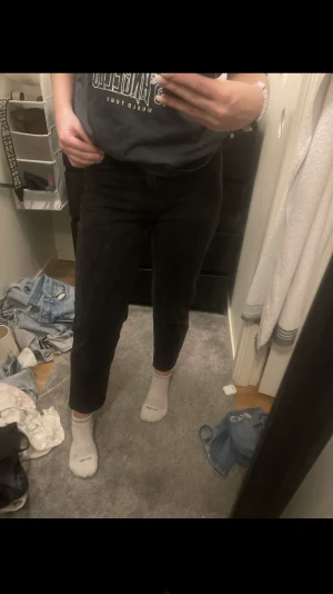 Svarta jeans Mom jeans  - Fina och bra skick. Säljer för de blivit för små.  Pris kan diskuteras 