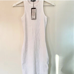 Klänning - Ribbad vit klänning från New Yorker (slutsåld i butik) i storlek S, helt oanvänd. 