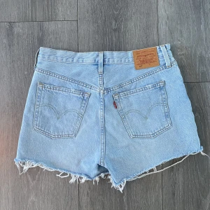 Levis shorts - Levis shorts i modellen 501, i nyskick! Passar inte mig så har ingen bild med de på! Storlek W28🤍