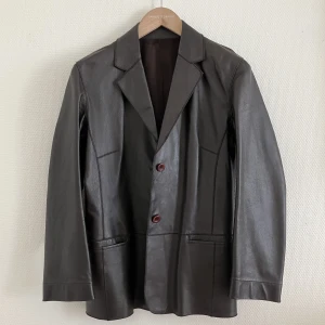 Skinnjacka - Vintage skinnjacka i perfekt skick! Storlek 38 men passar även 34 och 36 beroende på hur man vill att den ska sitta. 