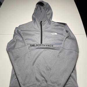 North face hoodie  - Hoodie som är för liten är väldigt skön dock.
