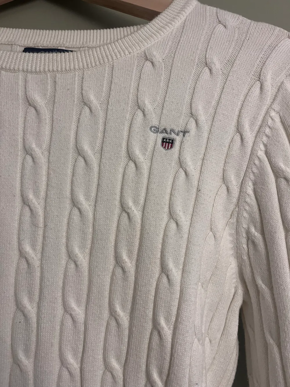 Kabelstickad gant tröja i färgen vit, köpt från kidsbrandstore i storlek 156/164.  Använd några gånger.. Stickat.