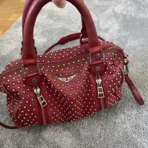 Röd Zadig väska med nitar❤️ - Unik Zadig väska❤️ har missfärgningar på baksidan, kickar bild på de om någon frågar privat🙏 Buda från 1000kr🥳KÖP DIRREKT 1800kr, BUD PÅ 1500kr❣️