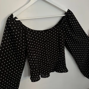 Prickig blus - Jätte fin prickig blus med stora ärmar och fake knappar