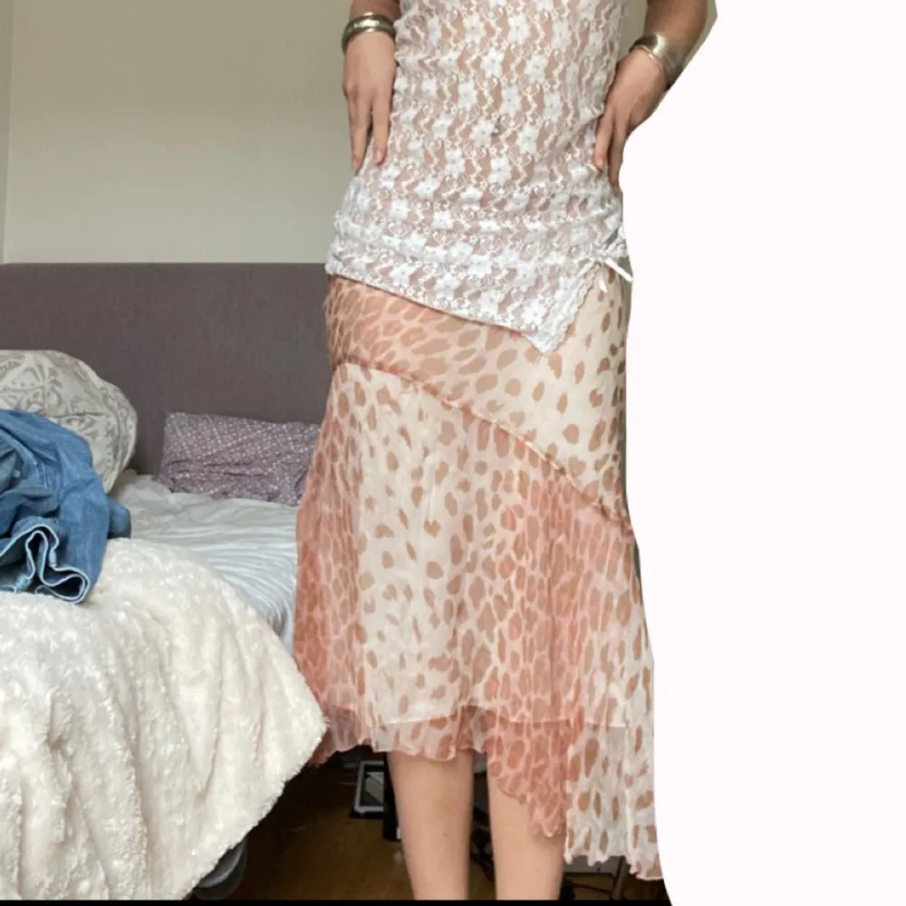 Lång somrig kjol med leopardmönster. Kjolar.