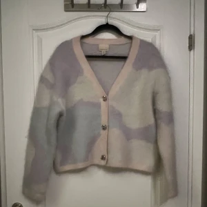 Ullkofta  - Kofta i ull från hm. Oanvänd. Nypris 599kr. Köpare står för frakten.