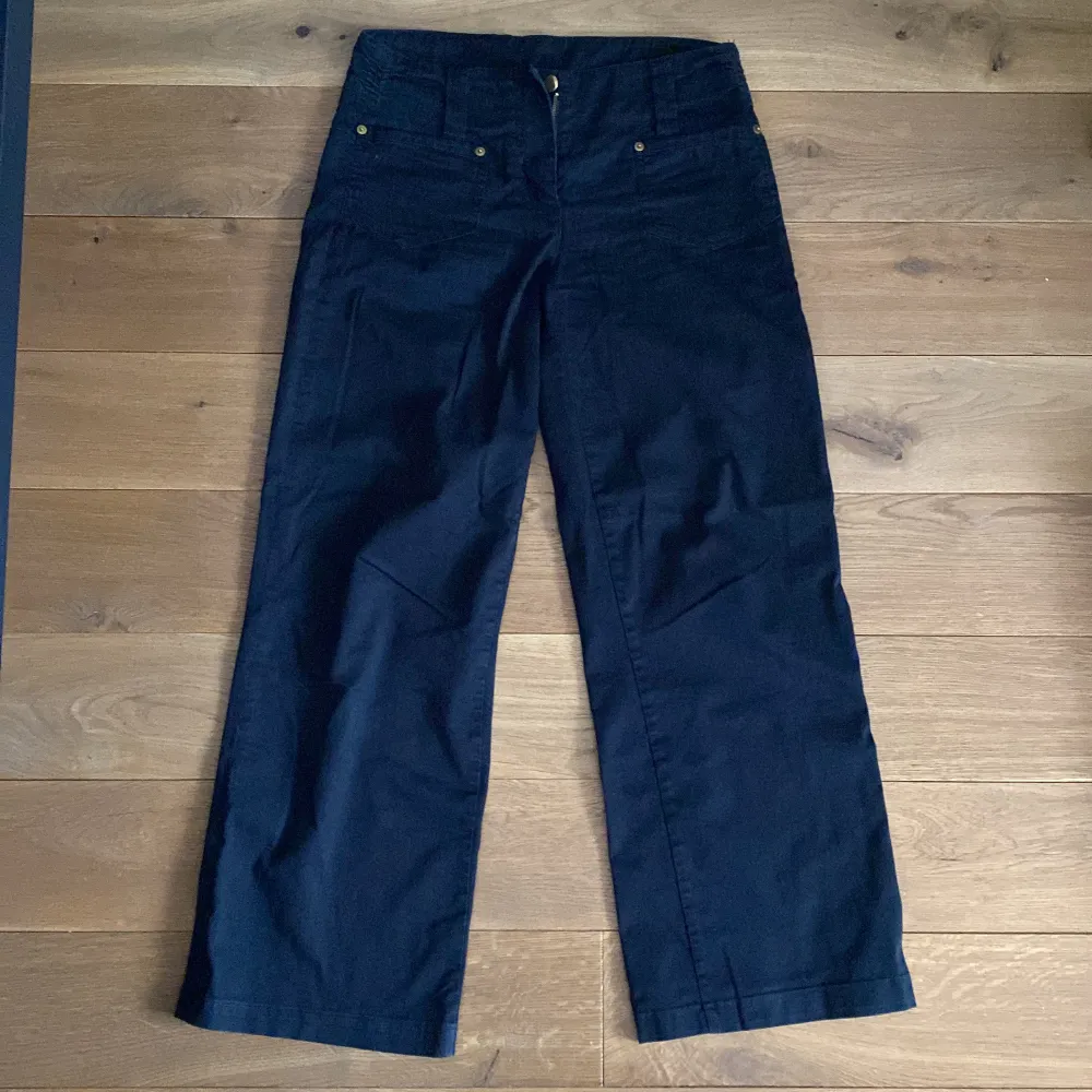 Svarta utsvängda jeans från Vila. Jättefina men är för korta för mig (jag är 178). Bra skick. Storlek: XS. . Jeans & Byxor.