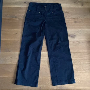 Svarta utsvängda jeans - Svarta utsvängda jeans från Vila. Jättefina men är för korta för mig (jag är 178). Bra skick. Storlek: XS. 