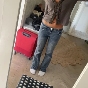 Lågmidjade Bootcut Jeans - Säljer dessa supersnygga blåa jeansen med en låg midja och utsvängda ben🩷