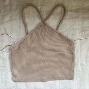 Beige topp - Beige / brun topp men snygga band ifrån Zara❤️Storlek M! nästintill oanvänd! 
