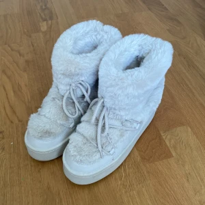 Fluffiga skor - Säljer dessa trendiga fluffskor från HM, slutsålda på hemsidan. Dem ser som nya ut och pälsen är sjukt len😍. Storlek 39