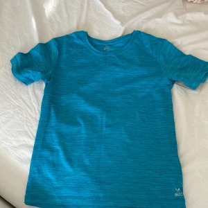 Träningströja - Den är ungefär 2,5 år gammal. Har bara användt den ett par gånger. Storleken är 146-152 men passar bra på xs. Det finns inga hål eller fläckar på den och den är lite mer turkos än i bilden. 