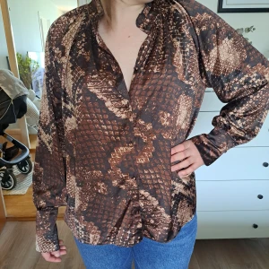 Twist and tango blus - Ormskinnsmönstrad silkig blus Mycket gott skick Slt 38